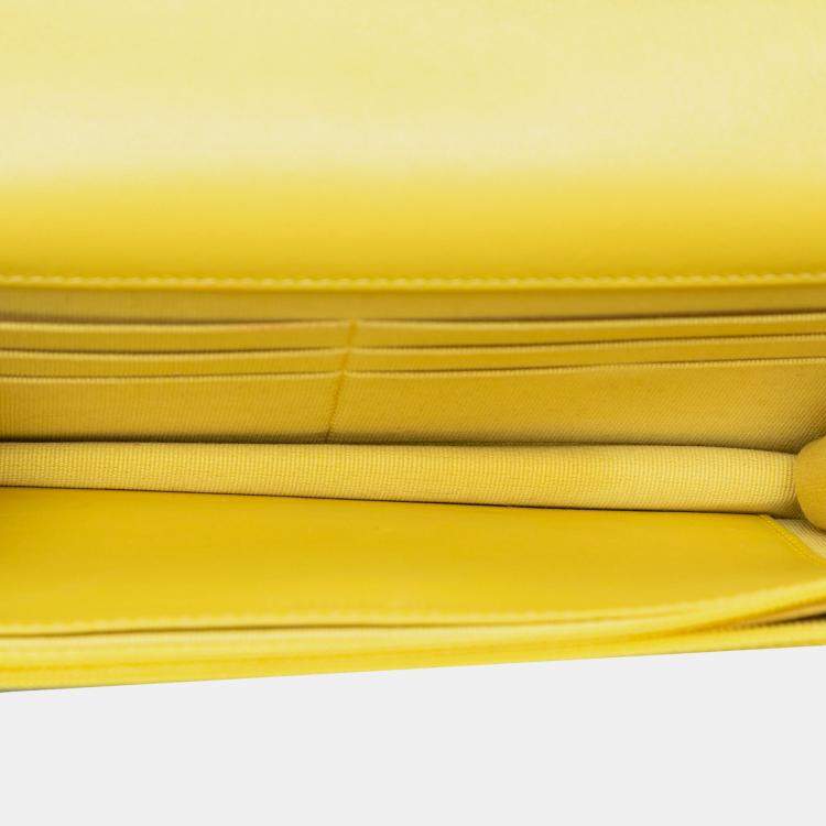 مملوكة مسبقًا Chanel Yellow Quilted Lambskin 19 Wallet on Chain