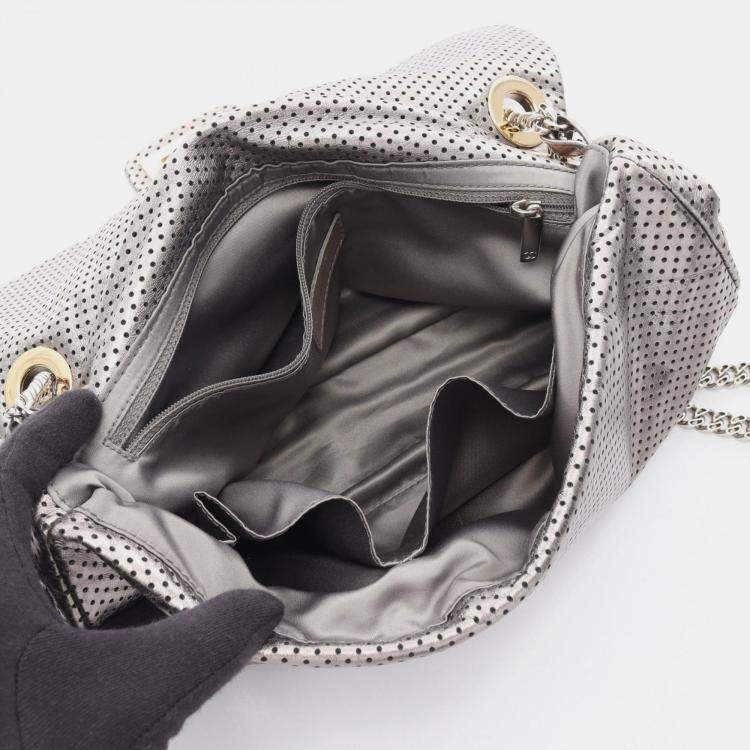 مملوكة مسبقًا حقيبة شانيل معدنية مثقوبة جلدية بقلابة 2.55 للكتف