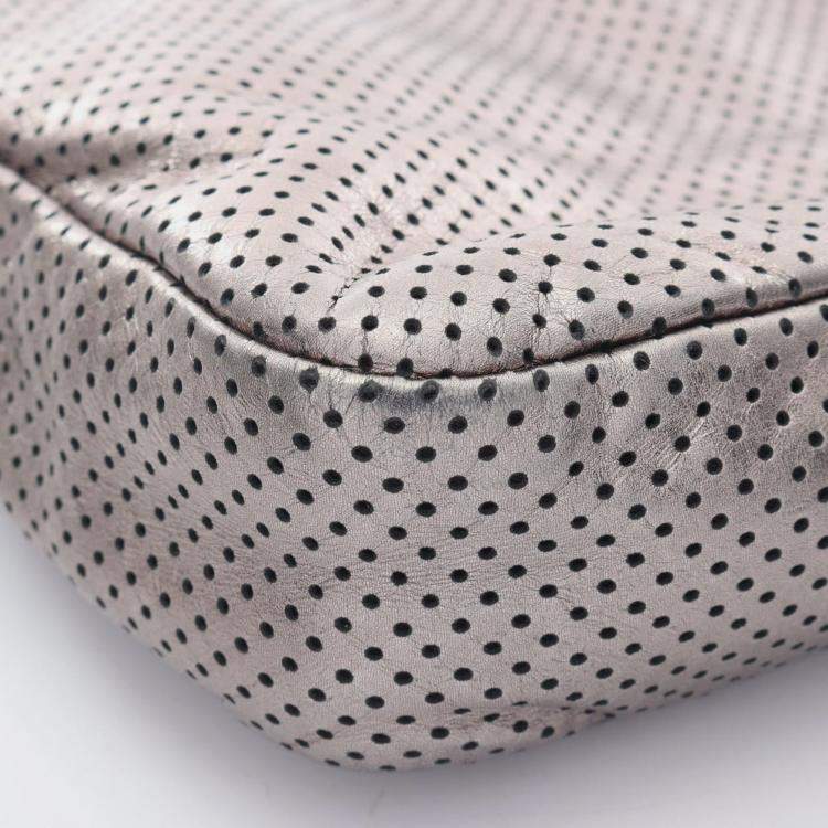 مملوكة مسبقًا حقيبة شانيل معدنية مثقوبة جلدية بقلابة 2.55 للكتف