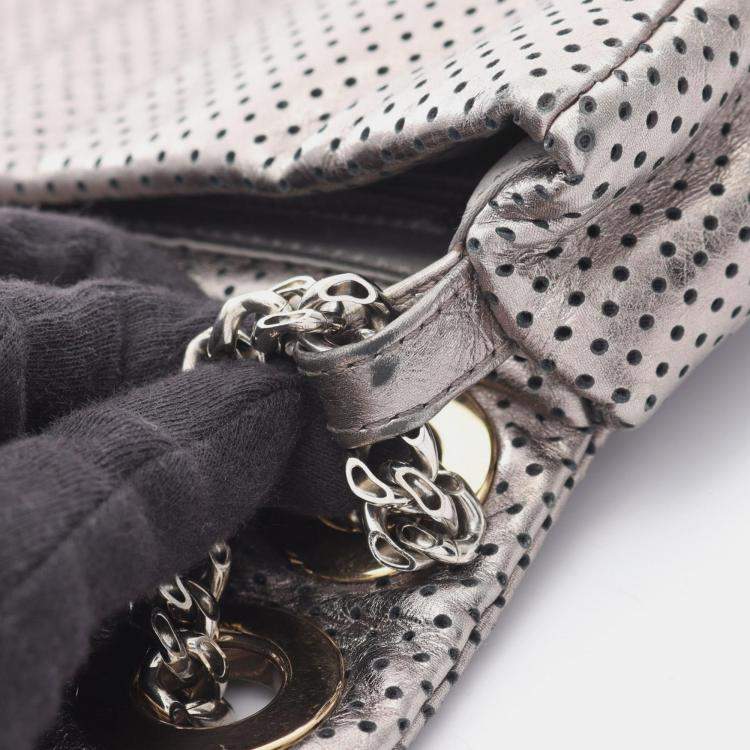 مملوكة مسبقًا حقيبة شانيل معدنية مثقوبة جلدية بقلابة 2.55 للكتف