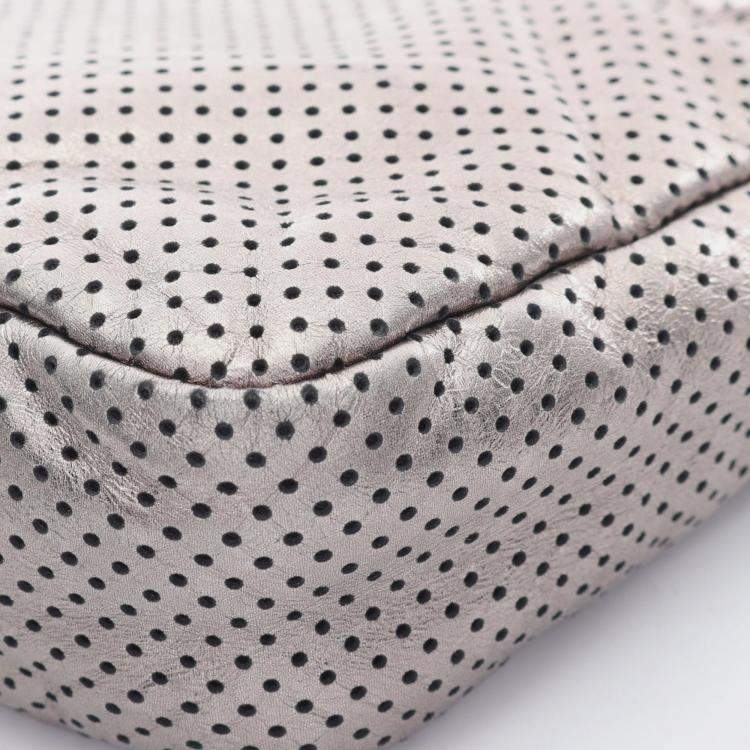 مملوكة مسبقًا حقيبة شانيل معدنية مثقوبة جلدية بقلابة 2.55 للكتف