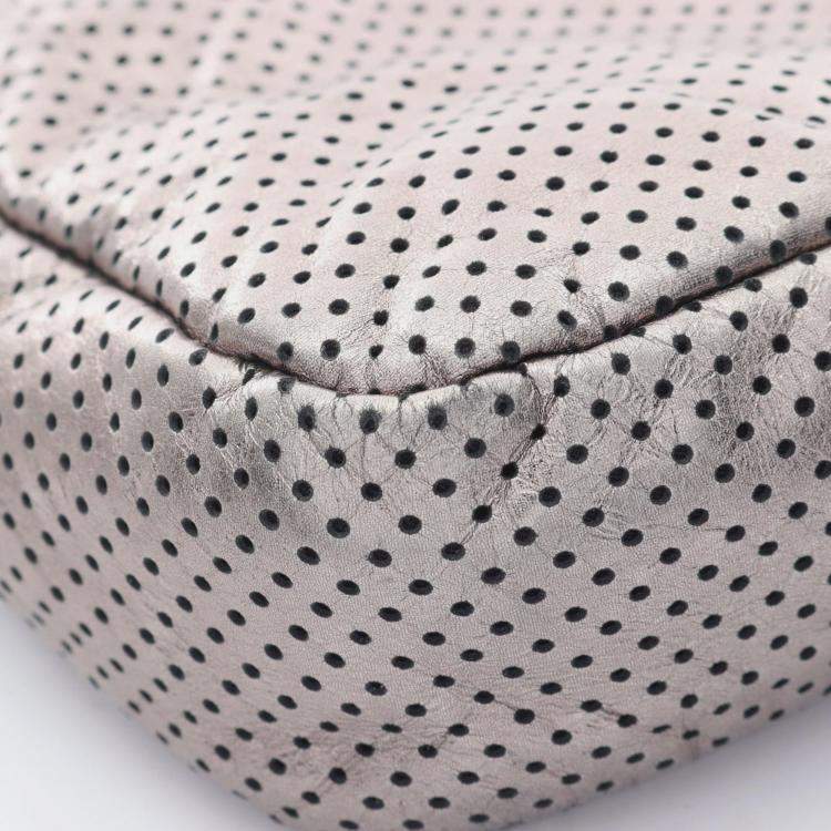 مملوكة مسبقًا حقيبة شانيل معدنية مثقوبة جلدية بقلابة 2.55 للكتف