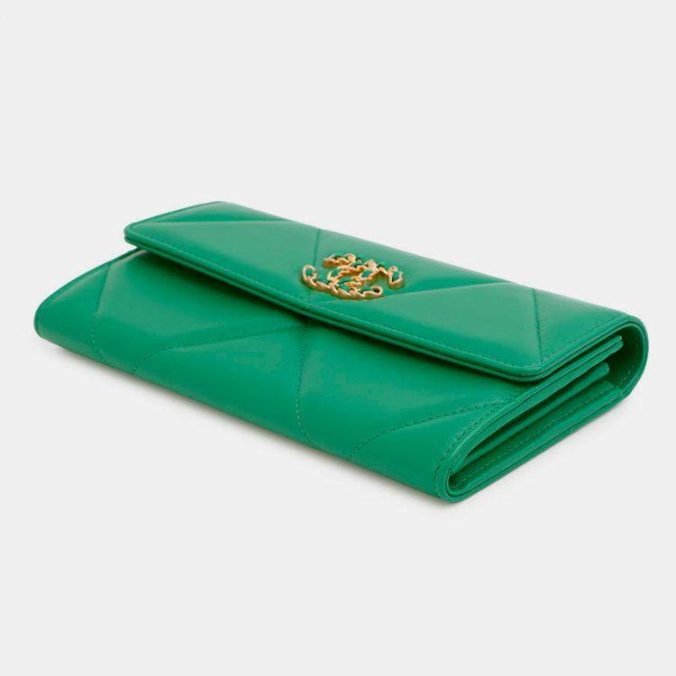 مملوكة مسبقًا Chanel Chanel19 Long Flap Wallet Green Lambskin