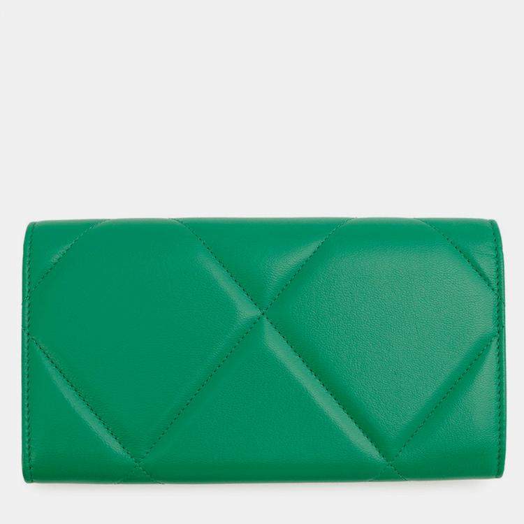 مملوكة مسبقًا Chanel Chanel19 Long Flap Wallet Green Lambskin