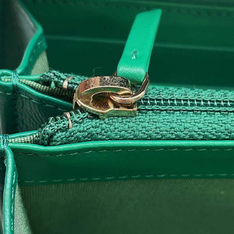 مملوكة مسبقًا Chanel Chanel19 Long Flap Wallet Green Lambskin