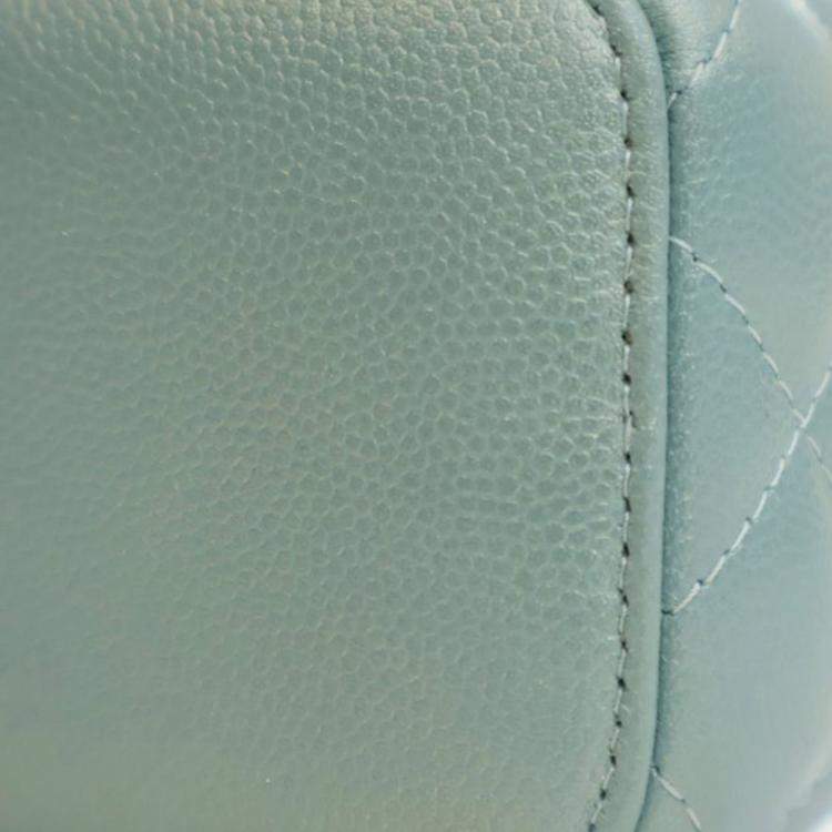 Pre Owned Chanel Green Mini Quilted Iridescent Caviar Pearl On Top Vanity Case With Chain