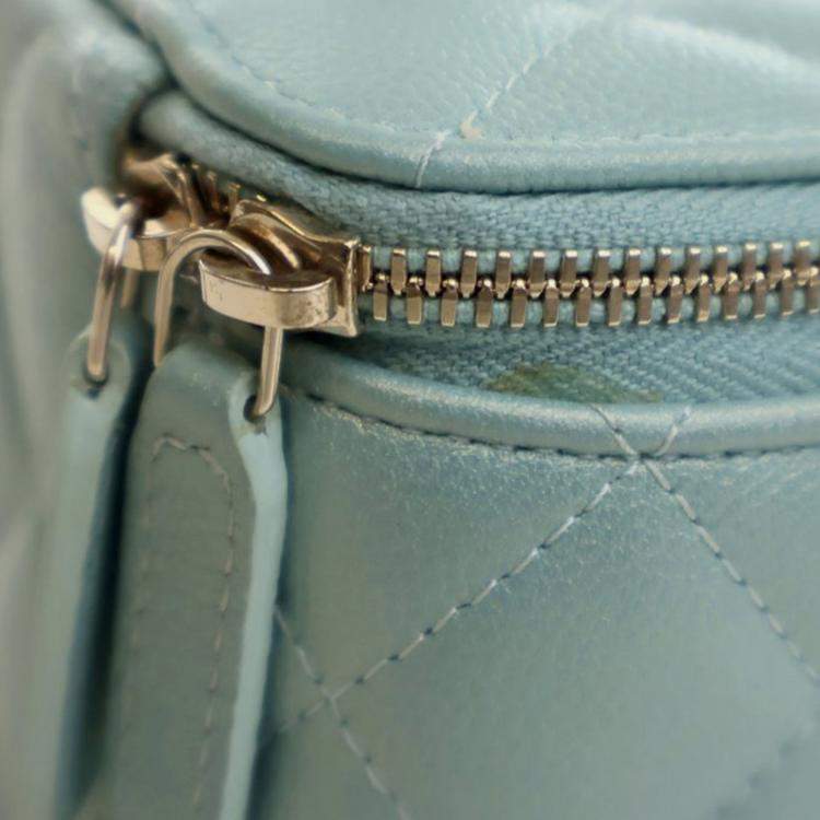 Pre Owned Chanel Green Mini Quilted Iridescent Caviar Pearl On Top Vanity Case With Chain