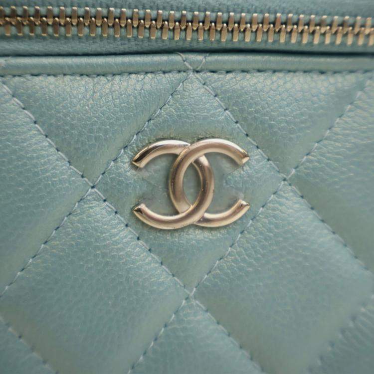 Pre Owned Chanel Green Mini Quilted Iridescent Caviar Pearl On Top Vanity Case With Chain