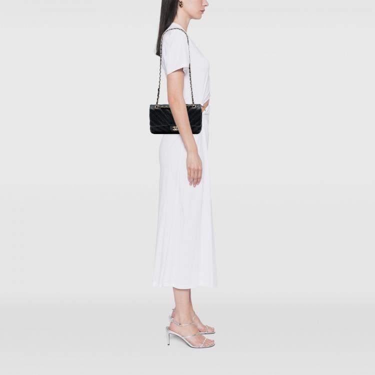 مملوكة مسبقًا Chanel Black Medium Classic Chevron Calfskin Pleated Double Flap