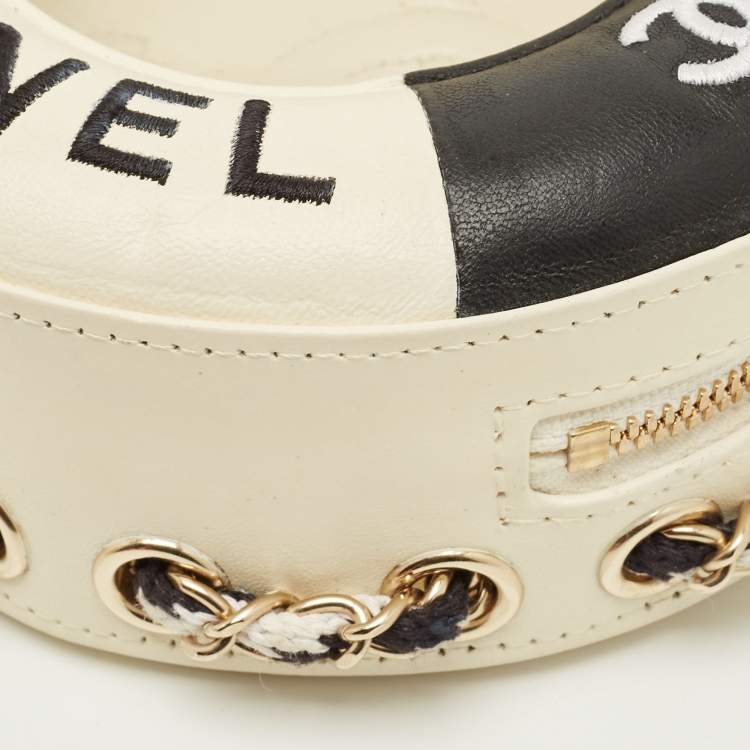Pre Owned Chanel La Pausa Lifesaver White/Black Leather Round Bag