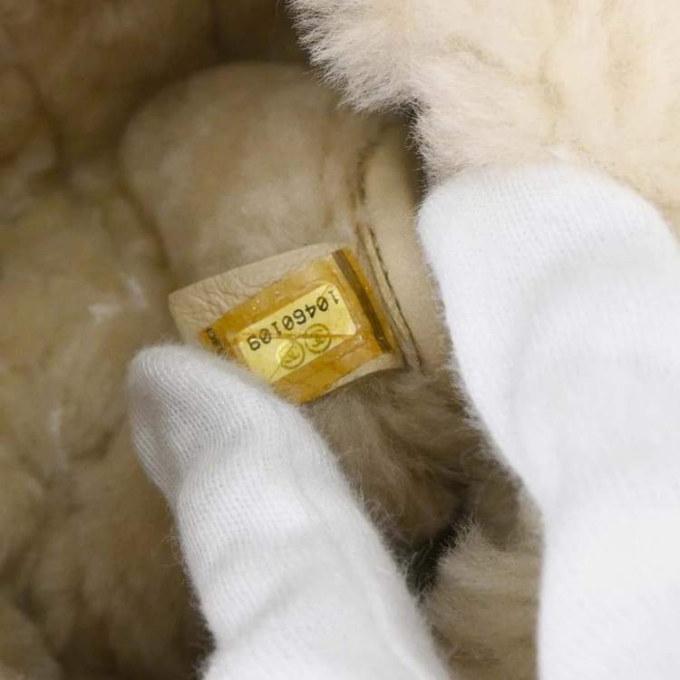 مملوكة مسبقًا Chanel Beige Mouton Shearling Tote Bag