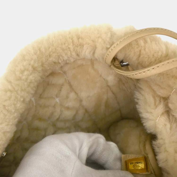 مملوكة مسبقًا Chanel Beige Mouton Shearling Tote Bag
