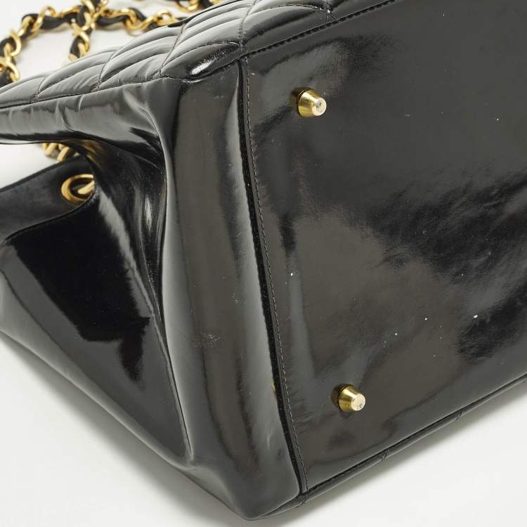 مملوكة مسبقًا Chanel Black Quilted Patent Leather Chain Tote