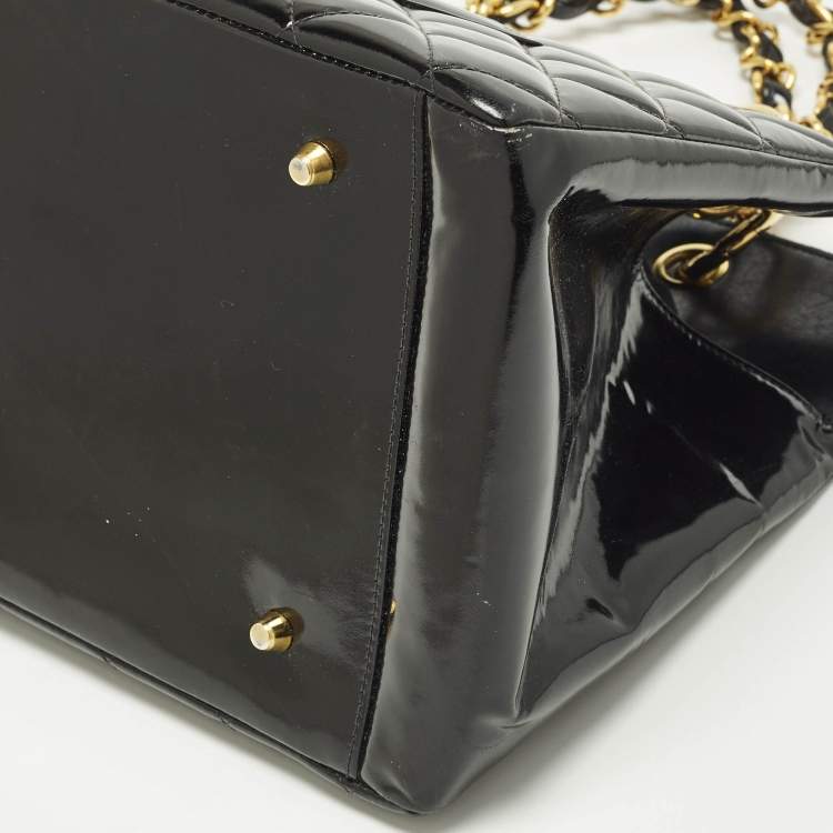 مملوكة مسبقًا Chanel Black Quilted Patent Leather Chain Tote