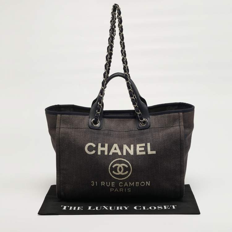 مملوكة مسبقًا حقيبة تسوق شانيل دوفيل كبيرة دنيم أزرق داكن