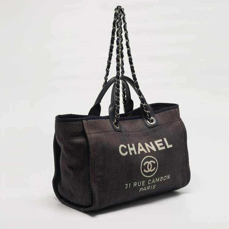 مملوكة مسبقًا حقيبة تس وق شانيل دوفيل كبيرة دنيم أزرق داكن