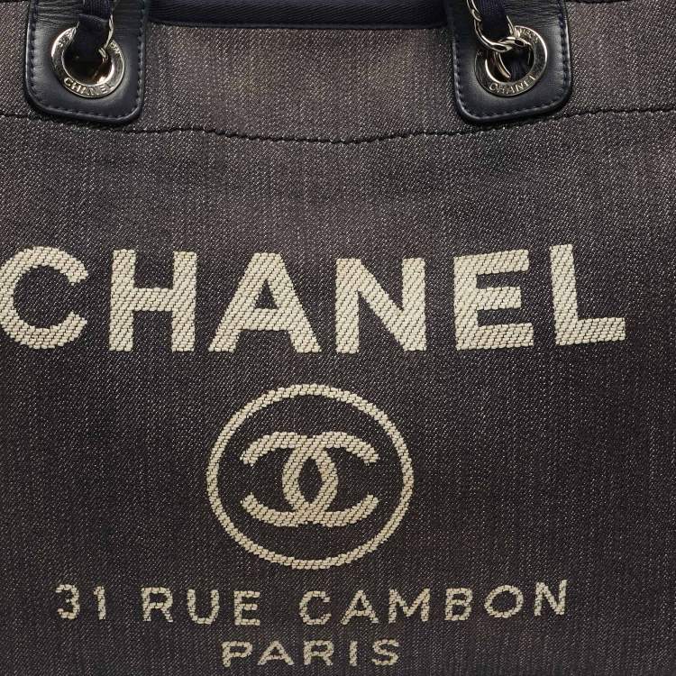 مملوكة مسبقًا حقيبة تسوق شانيل دوفيل كبيرة دنيم أزرق داكن