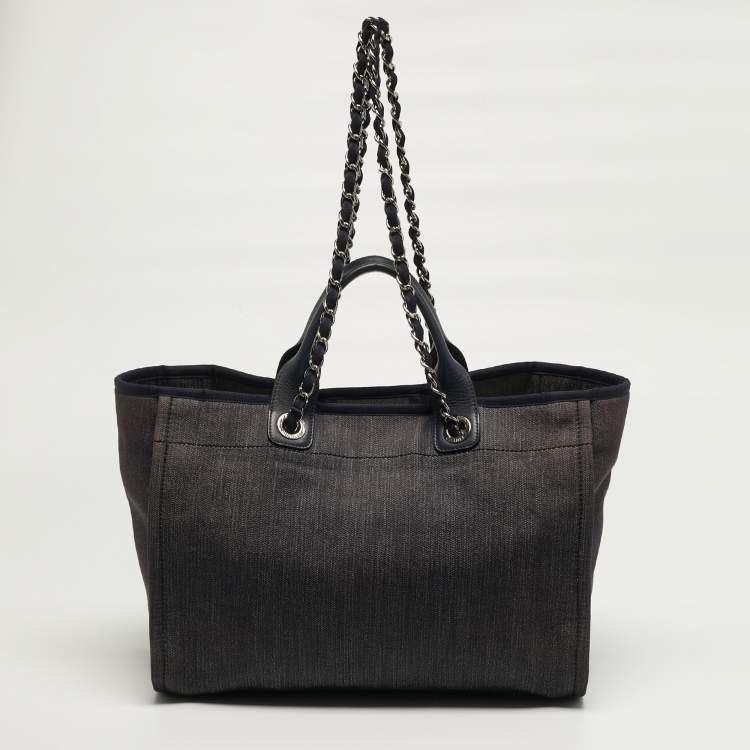 مملوكة مسبقًا حقيبة تسوق شانيل دوفيل كبيرة دنيم أزرق داكن