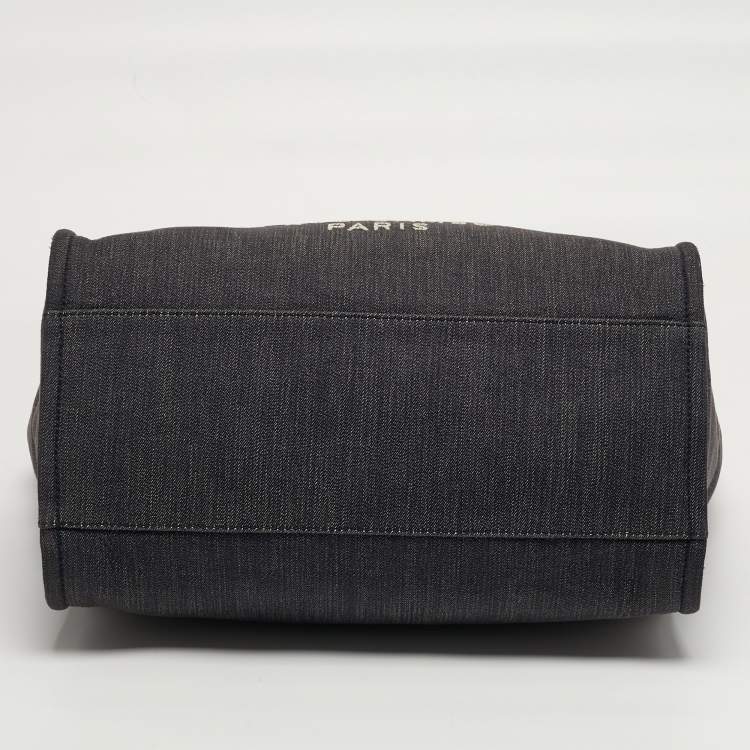 مملوكة مسبقًا حقيبة تسوق شانيل دوفيل كبيرة دنيم أزرق داكن