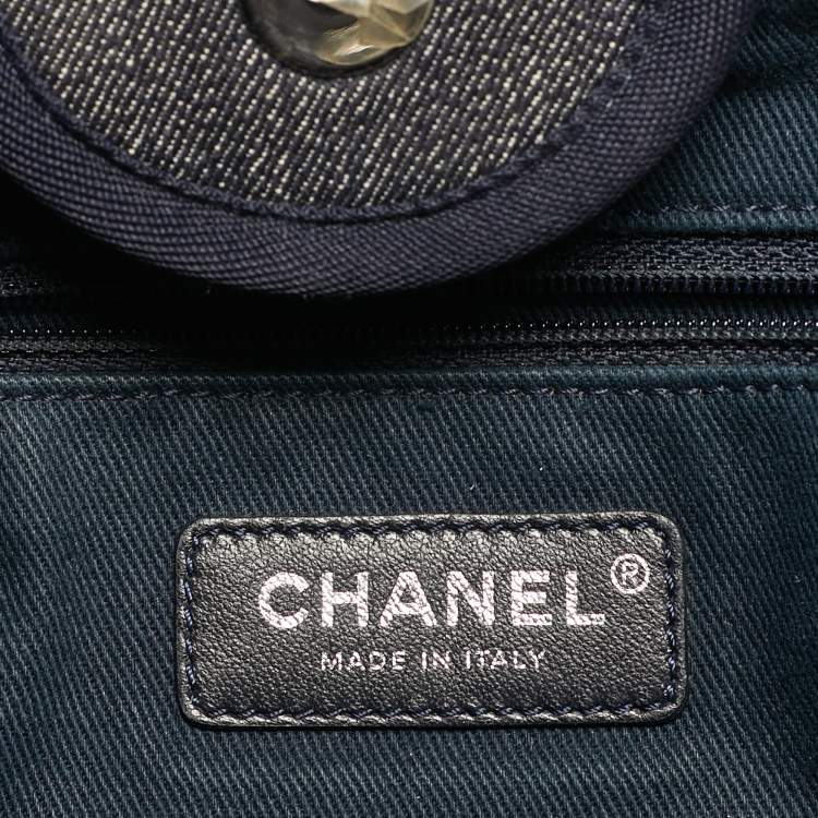 مملوكة مسبقًا حقيبة تسوق شانيل دوفيل كبيرة دنيم أزرق داكن