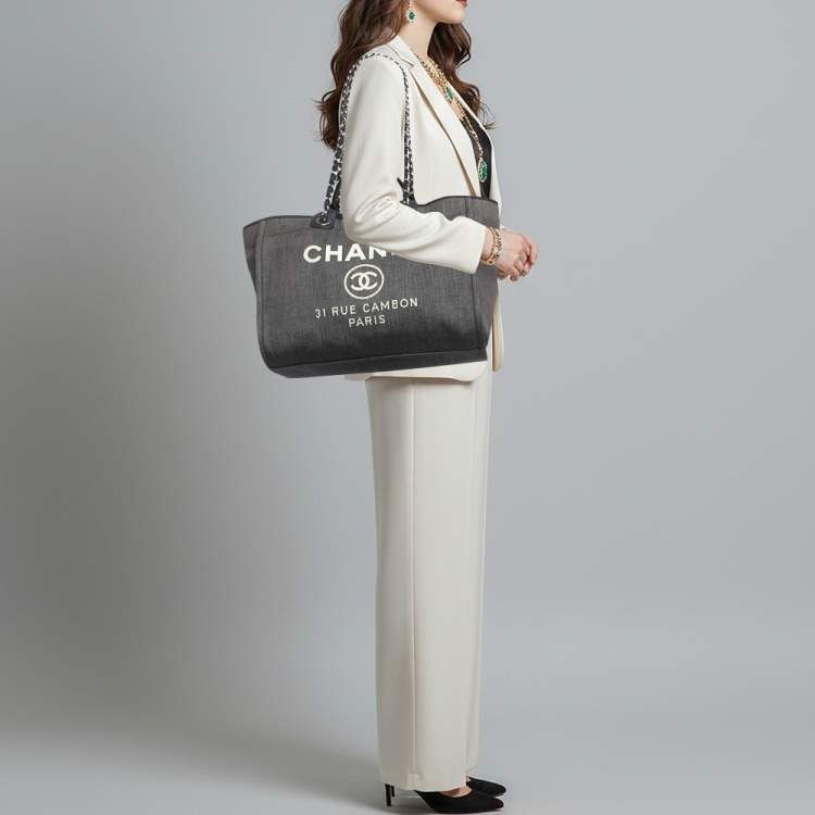 مملوكة مسبقًا حقيبة تسوق شانيل دوفيل كبيرة دنيم أزرق داكن