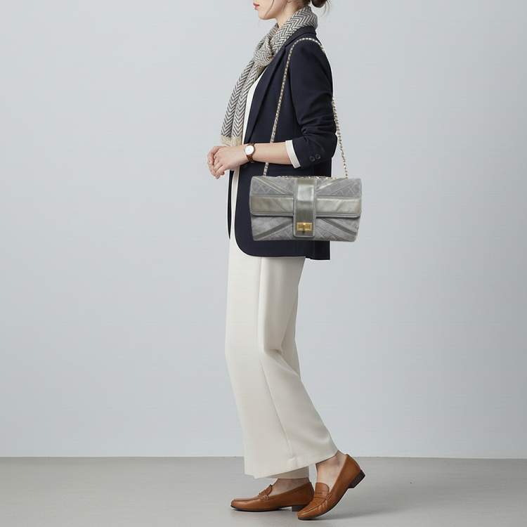 Pre Owned حقيبة شانيل يونيون جاك رييشو رمادية جلدية ومبطنة بالسويد ذات قلاب