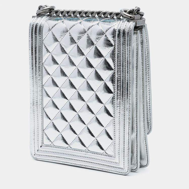 مملوكة مسبقًا Chanel Silver Quilted Metallic Calfskin North South Boy Flap