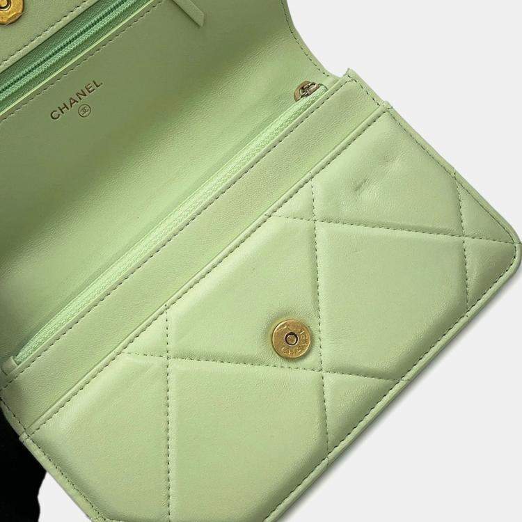 مملوكة مسبقًا Chanel Chain Wallet With Coco Mark Matelasse 19 Quilted Lambskin