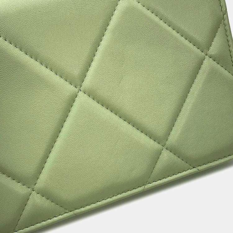مملوكة مسبقًا Chanel Chain Wallet With Coco Mark Matelasse 19 Quilted Lambskin