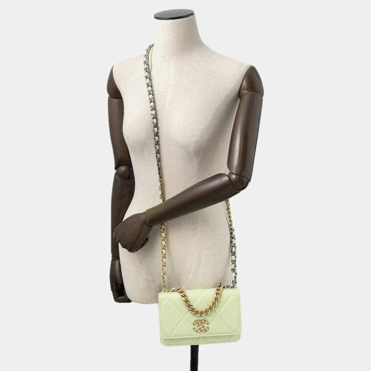 مملوكة مسبقًا Chanel Chain Wallet With Coco Mark Matelasse 19 Quilted Lambskin