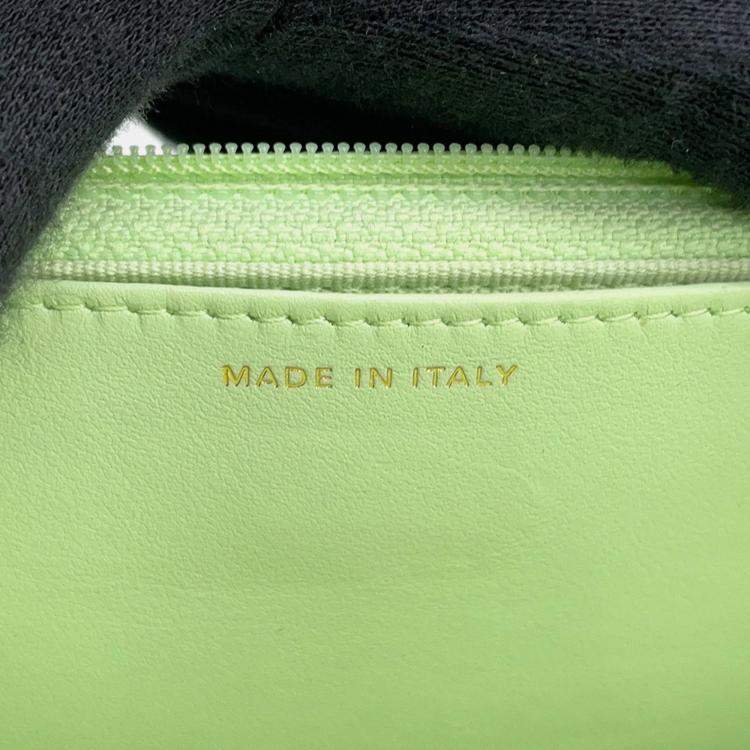 مملوكة مسبقًا Chanel Chain Wallet With Coco Mark Matelasse 19 Quilted Lambskin