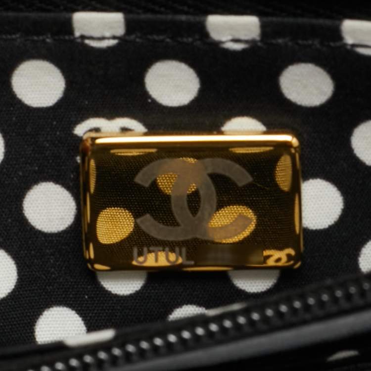 مملوكة مسبقًا Chanel CC Pearl Black Quilted Leather Wallet On Chain