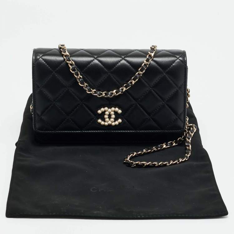 مملوكة مسبقًا Chanel CC Pearl Black Quilted Leather Wallet On Chain