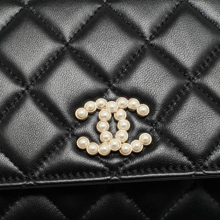 مملوكة مسبقًا Chanel CC Pearl Black Quilted Leather Wallet On Chain