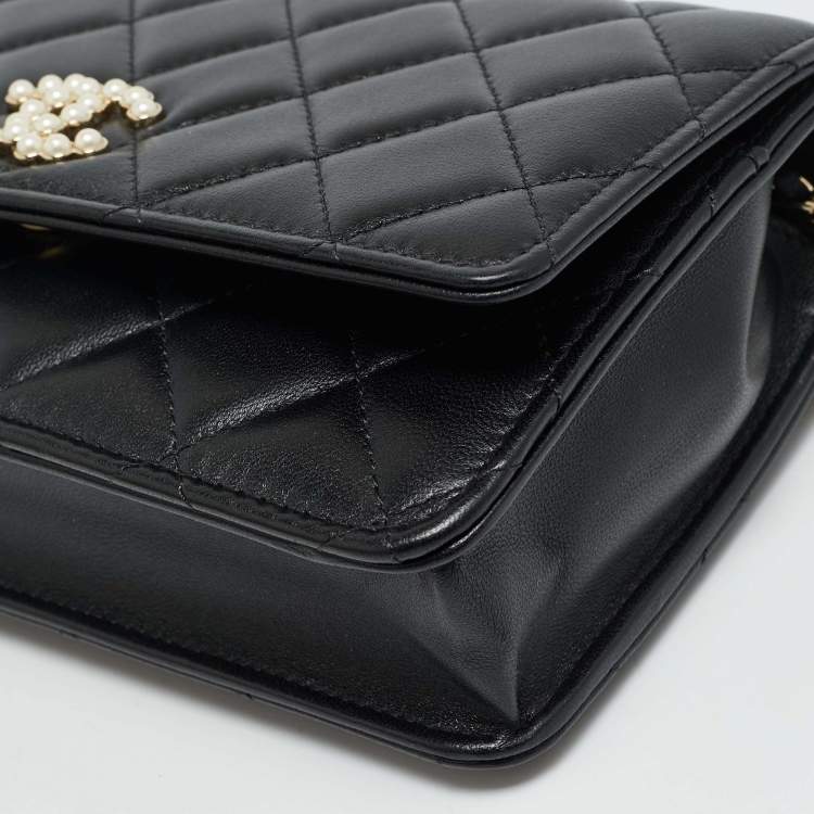 مملوكة مسبقًا Chanel CC Pearl Black Quilted Leather Wallet On Chain