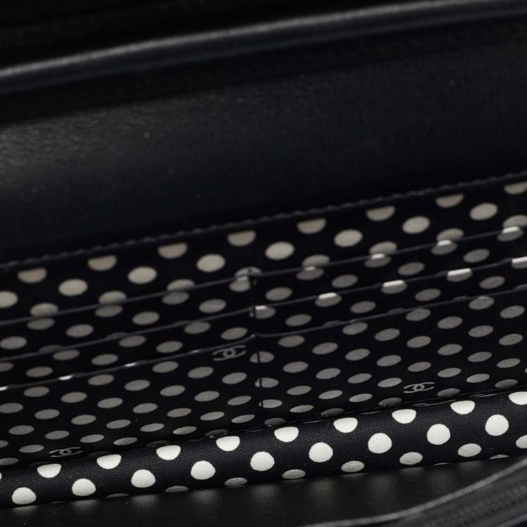 مملوكة مسبقًا Chanel CC Pearl Black Quilted Leather Wallet On Chain