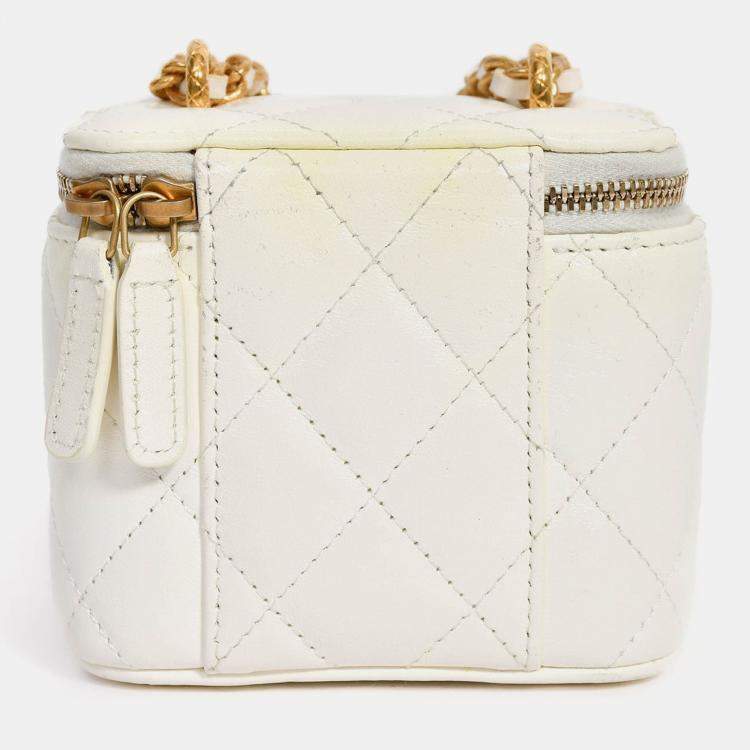 مملوكة مسبقًا Chanel 2022 White Lambskin Mini Vanity On Chain