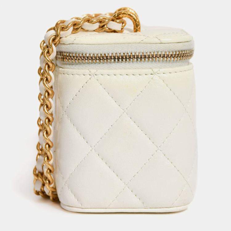 مملوكة مسبقًا Chanel 2022 White Lambskin Mini Vanity On Chain