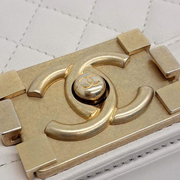 مملوكة مسبقًا Chanel Cream Leather Boy Bag Medium