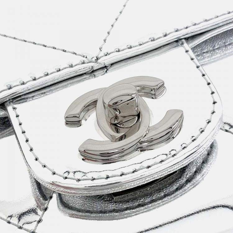مملوكة مسبقًا Chanel Silver Leather Top Handle Chain Clutch