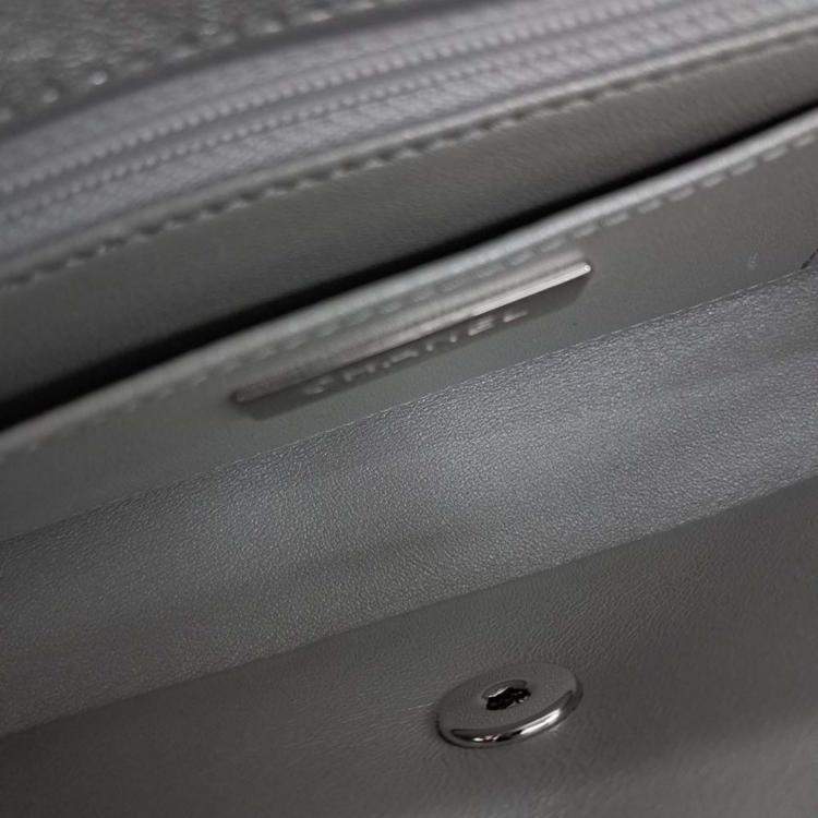 مملوكة مسبقًا Chanel Silver Leather Top Handle Chain Clutch