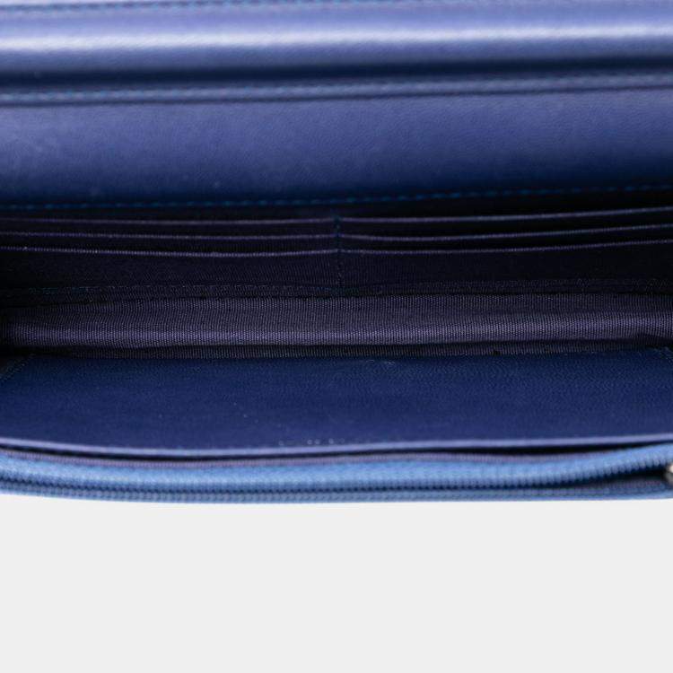 مملوكة مسبقًا Chanel Blue Ombre Lambskin Degrade Wallet On Chain