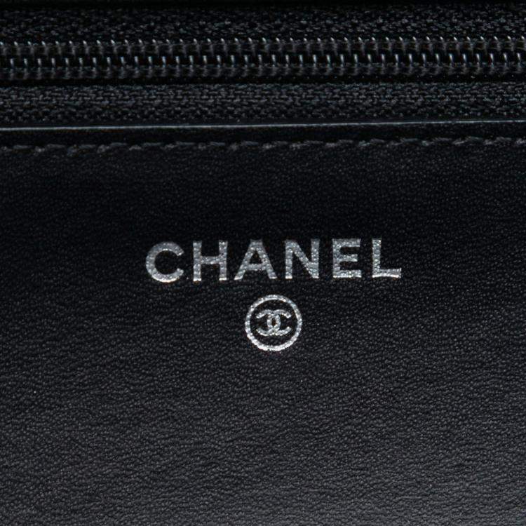 مملوكة مسبقًا Chanel Black CC Quilted Patent Wallet On Chain