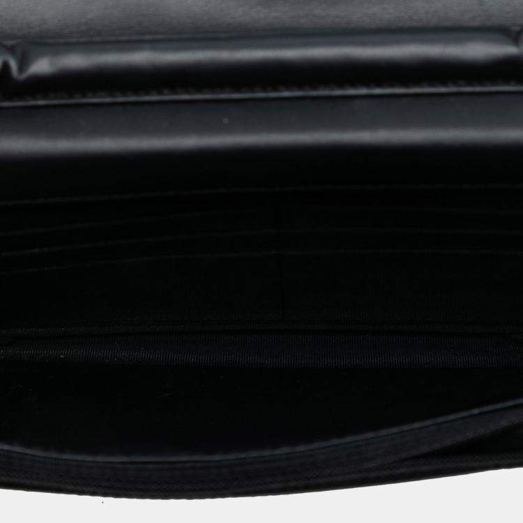 مملوكة مسبقًا Chanel Black CC Quilted Patent Wallet On Chain