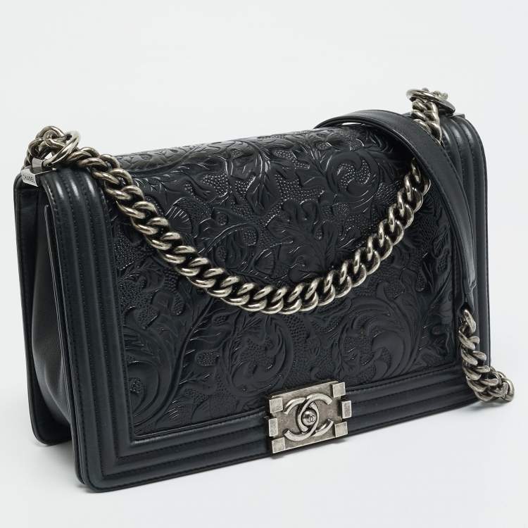 مملوكة مسبقًا Chanel Boy New Medium Black Embossed Leather Flap Bag