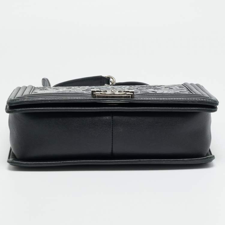 مملوكة مسبقًا Chanel Boy New Medium Black Embossed Leather Flap Bag