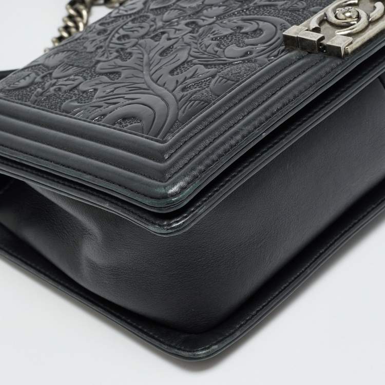 مملوكة مسبقًا Chanel Boy New Medium Black Embossed Leather Flap Bag