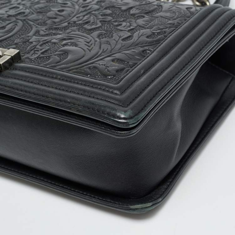 مملوكة مسبقًا Chanel Boy New Medium Black Embossed Leather Flap Bag