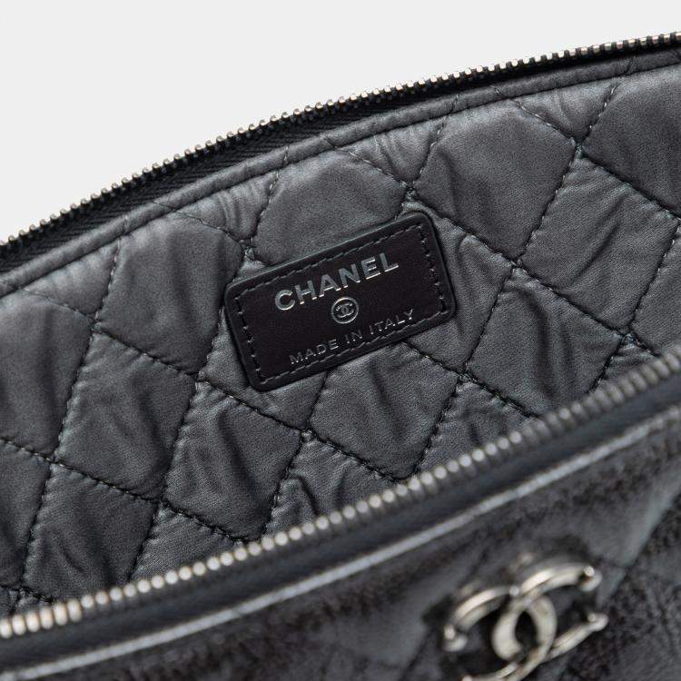 Pre Owned Chanel Black Large Quilted Iridescent Patent O Case Clutch