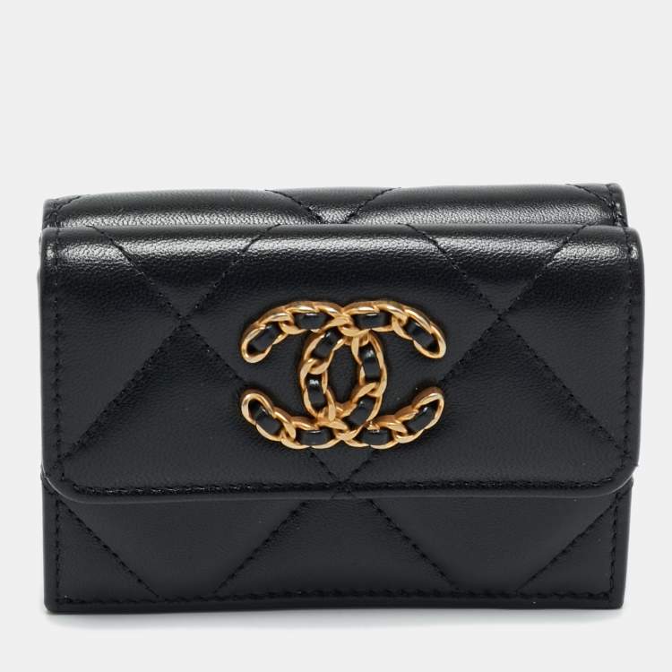 مملوكة مسبقًا Chanel Black Quilted Leather 19 Card Case